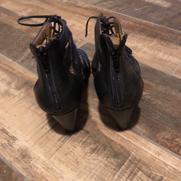 Black booties heel size 8.5 - Picture 3 of 6